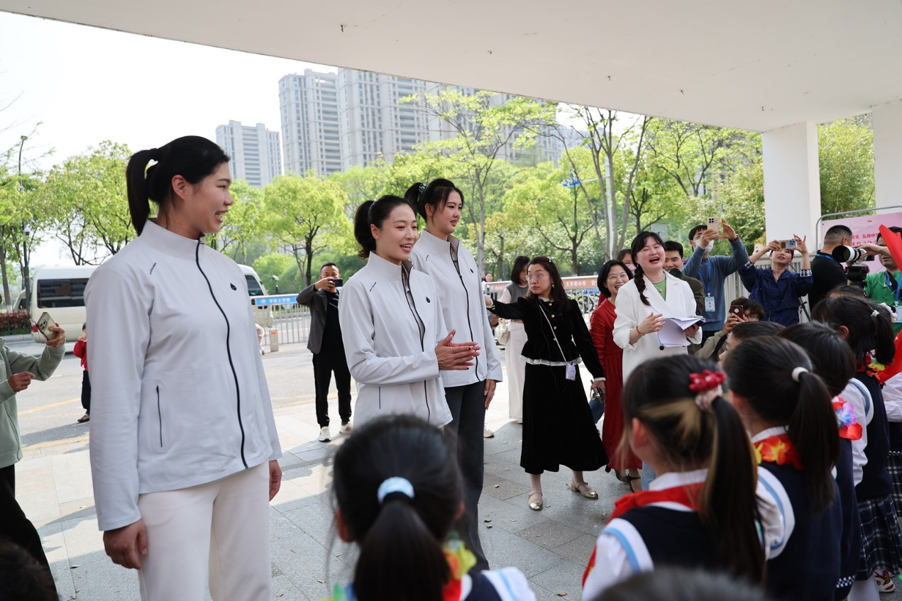 雷竞技官方入口-里约夺冠十周年 女排冠军进校园